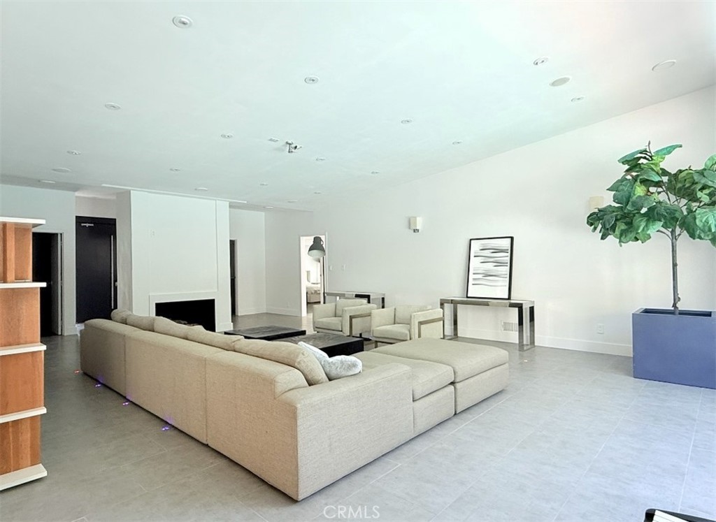 Properties 4 1801 Roscomare Road