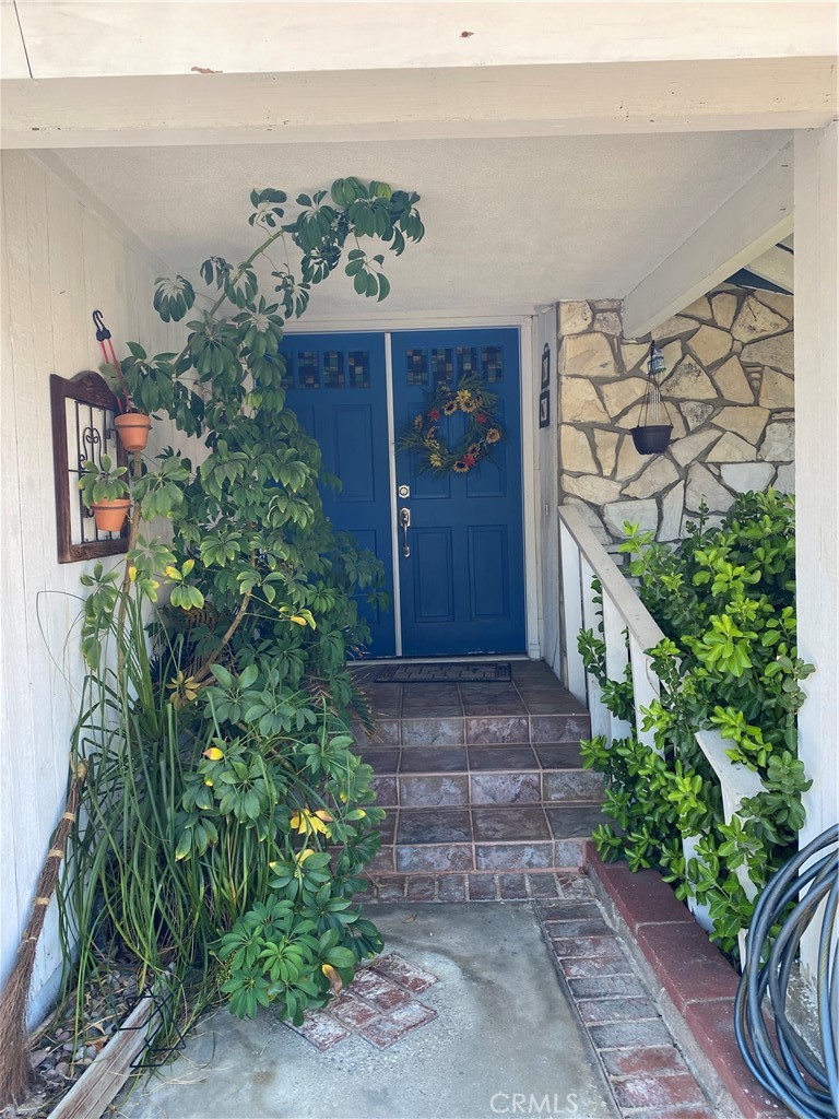 First Time on the Market in Over 25+ Years!
Welcome to this spacious 4-bedroom, 2-bathroom single-family home, nestled on a private cul-de-sac in a desirable neighborhood of Tujunga. This two-story residence offers a large floor plan with soaring ceilings in the living room and primary bedroom, creating a bright and airy feel throughout.
Perfect for buyers with a creative vision, this home offers endless potential and just needs some updating and decorating to truly shine. Whether you're looking to customize your dream home or invest in a property with great bones, this is an incredible opportunity.
Enjoy the privacy and tranquility of the cul-de-sac setting while still being conveniently located near schools, parks, shopping, and more.
Don’t miss your chance to make this special home your own!