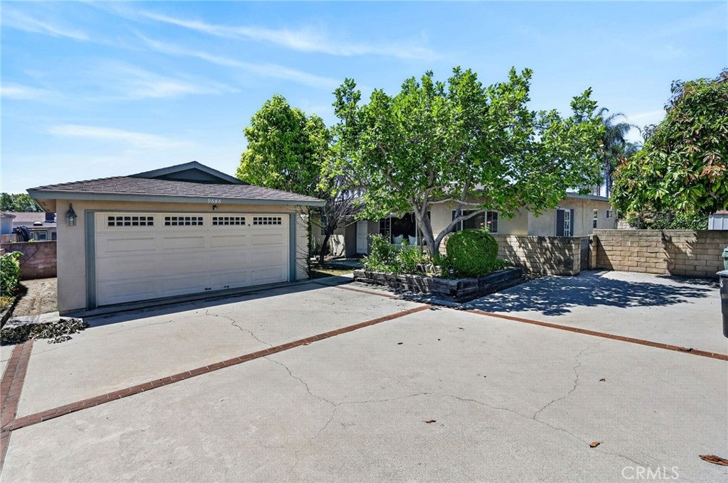 9686 LIVE OAK Avenue