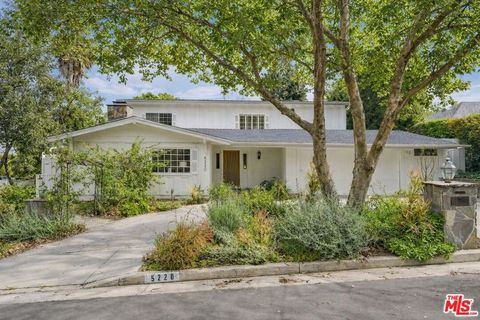 Photo of 5220 Melvin Avenue, Tarzana, CA 91356 (MLS # 26742985)