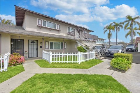 Photo of 16652 Goldenwest St #4, Huntington Beach, CA 92647 (MLS # OC26052055)