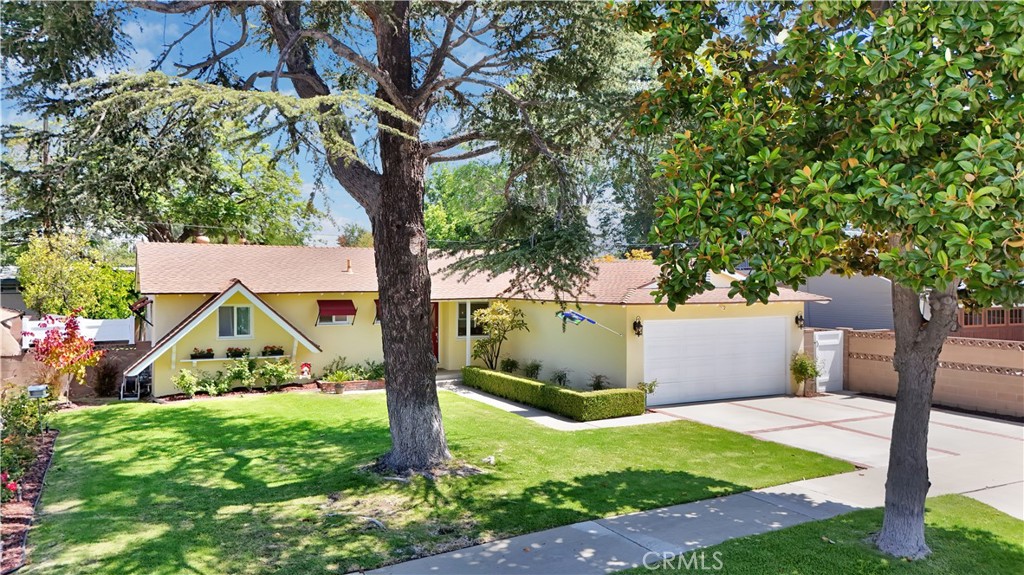 2415 E Oakmont
