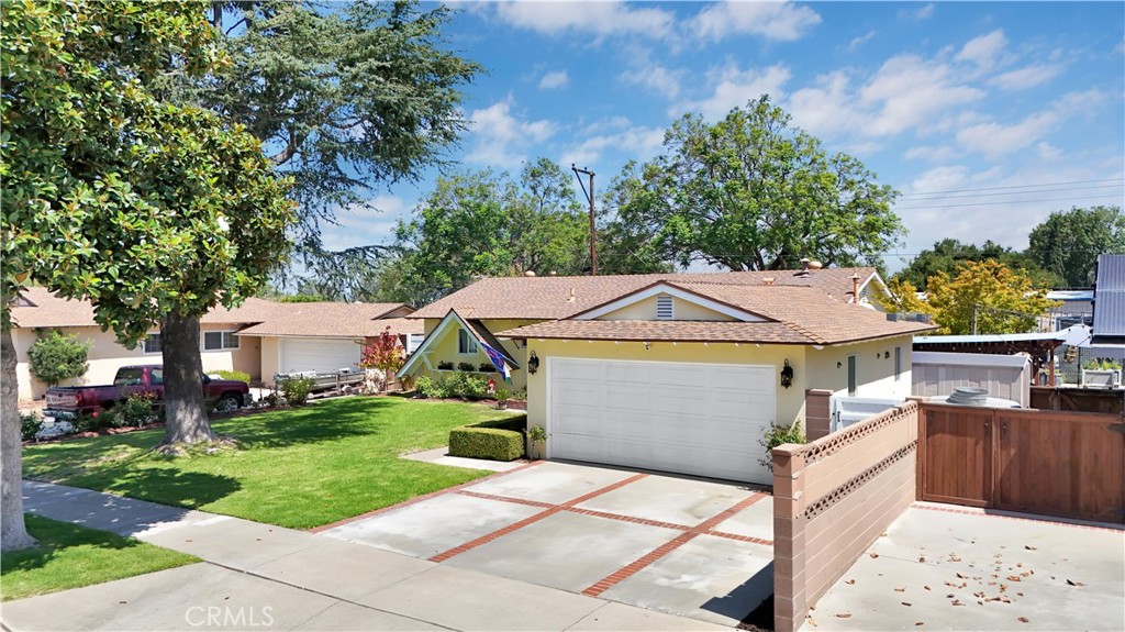 2415 E Oakmont