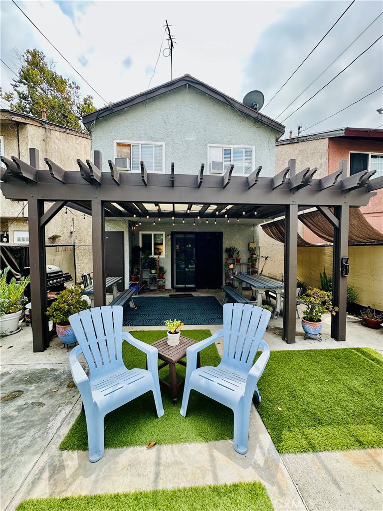 This gated 3-bed, 2-bath home is all about the backyard! Sitting on a spacious, sunny lot just minutes from the ocean, you’ll love the perfect coastal climate for growing fruits, veggies, or creating your own outdoor oasis. Imagine morning coffee in the sunshine, afternoon BBQs with friends, and cozy evenings under the covered patio. The updated kitchen even looks out to the yard, so you’re always connected to the action outside. With bedrooms tucked upstairs and a convenient half bath downstairs, the layout is as functional as it is inviting. Close to freeways, dog parks, and downtown, this is indoor-outdoor Long Beach living at its best.