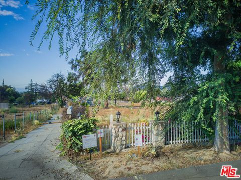 Photo of 42 E Harriet Street, Altadena, CA 91001 (MLS # 25568103) Photo of 42 E Harriet Street, Altadena, CA 91001 (MLS # 25568103)
