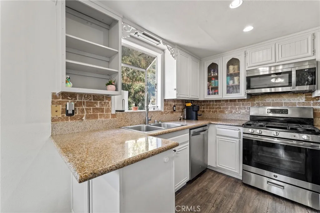 Canyon Country, California 91351, United States, 2 Bedrooms Bedrooms, ,2 BathroomsBathrooms,Residential,Pending,221292