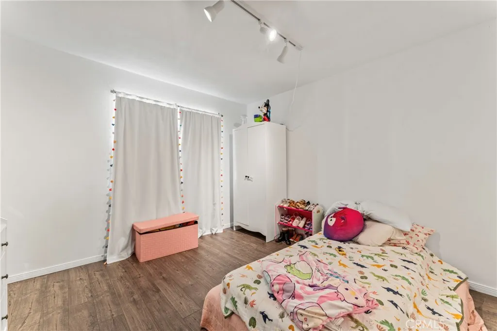 Canyon Country, California 91351, United States, 2 Bedrooms Bedrooms, ,2 BathroomsBathrooms,Residential,Pending,221292