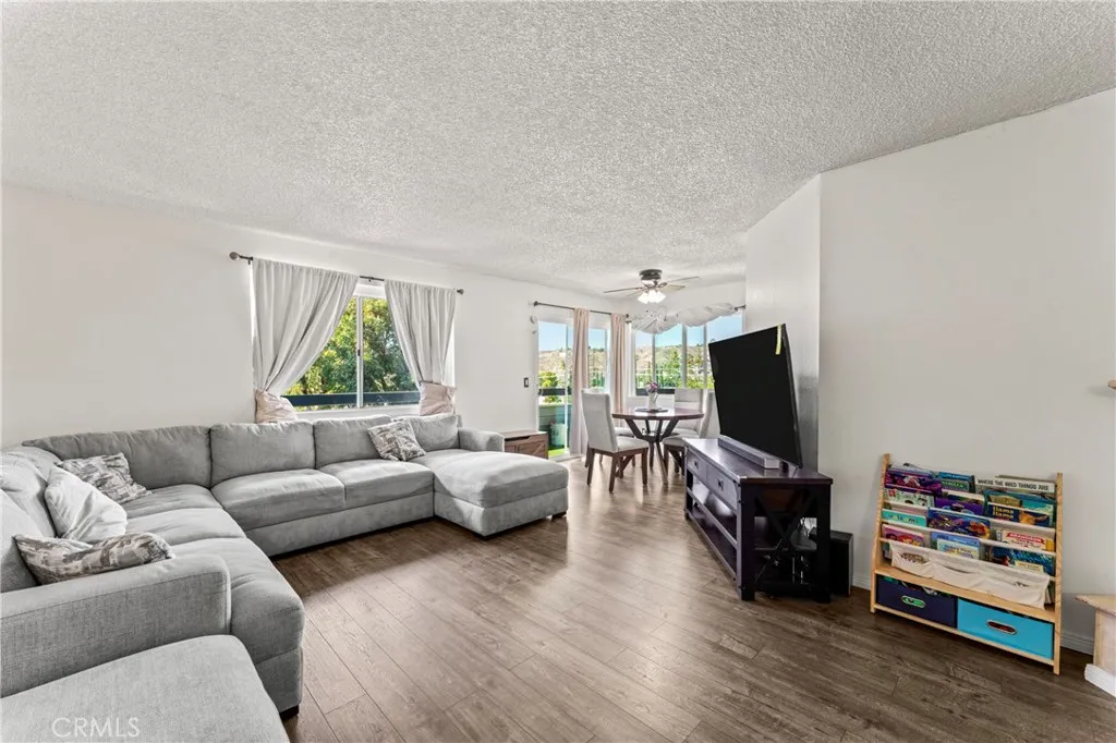 Canyon Country, California 91351, United States, 2 Bedrooms Bedrooms, ,2 BathroomsBathrooms,Residential,Pending,221292