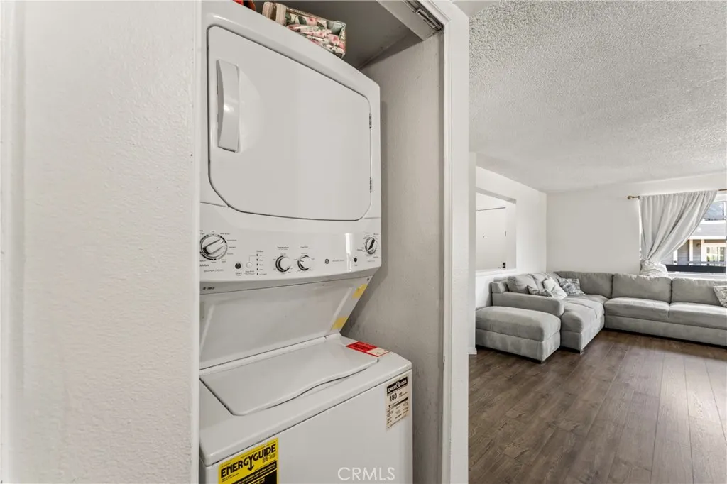 Canyon Country, California 91351, United States, 2 Bedrooms Bedrooms, ,2 BathroomsBathrooms,Residential,Pending,221292