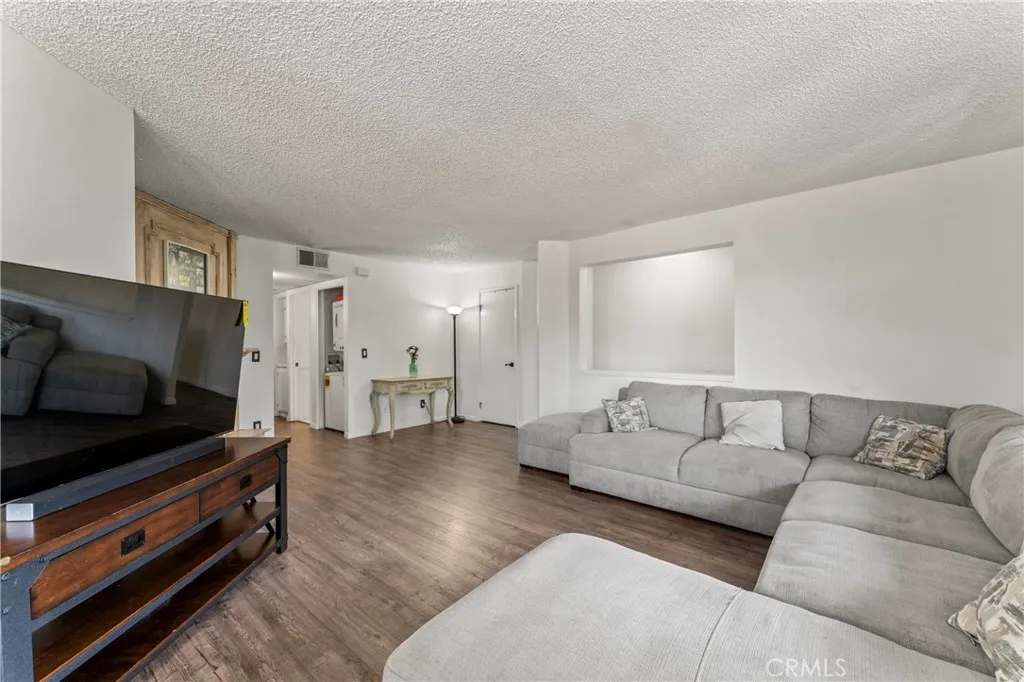 Canyon Country, California 91351, United States, 2 Bedrooms Bedrooms, ,2 BathroomsBathrooms,Residential,Pending,221292