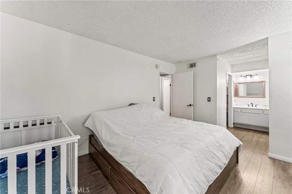 Canyon Country, California 91351, United States, 2 Bedrooms Bedrooms, ,2 BathroomsBathrooms,Residential,Pending,221292