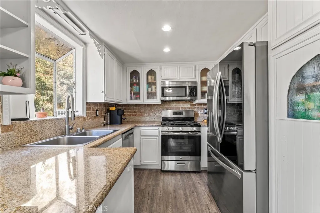 Canyon Country, California 91351, United States, 2 Bedrooms Bedrooms, ,2 BathroomsBathrooms,Residential,Pending,221292