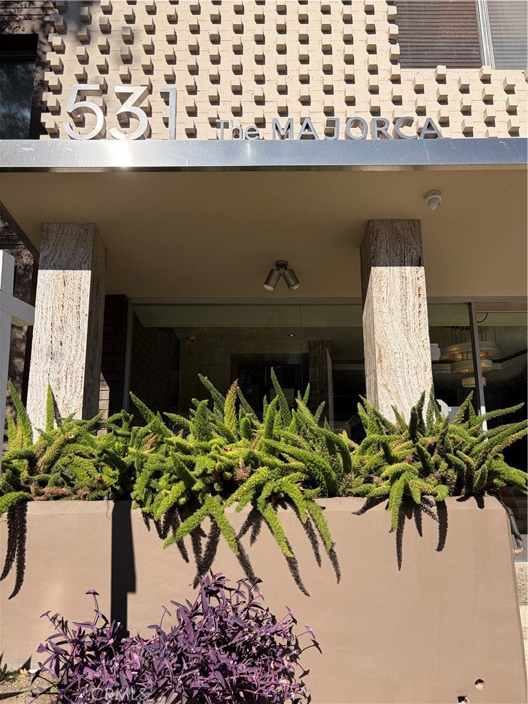 531 N Rossmore 206