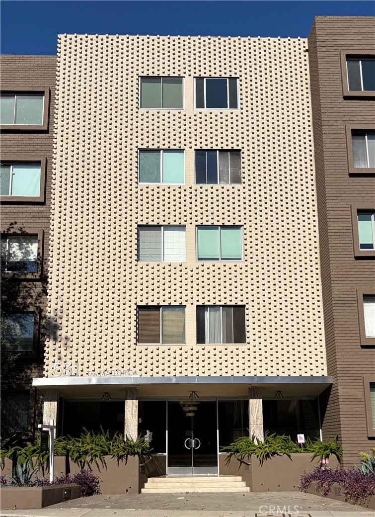 531 N Rossmore 206