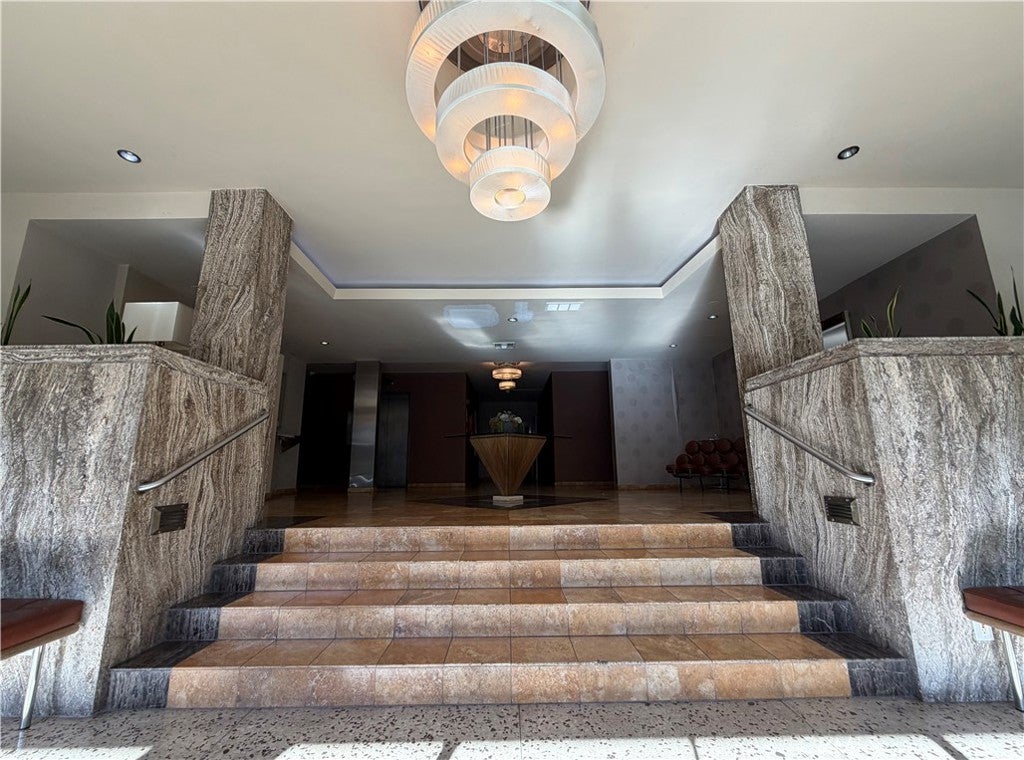 531 N Rossmore 206