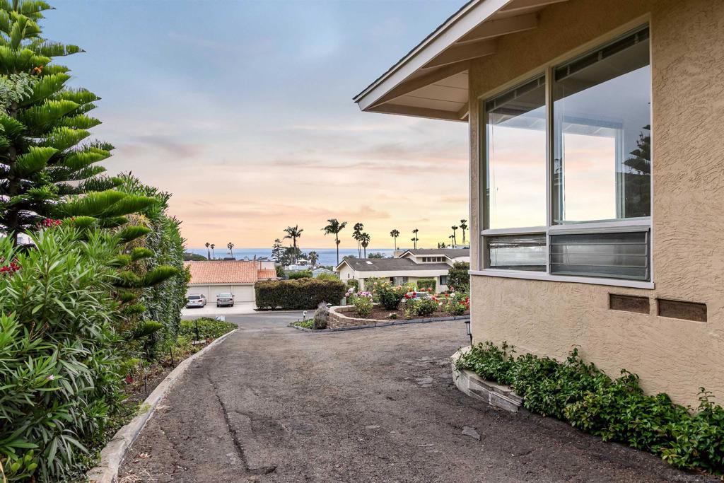 8511 Avenida De Las Ondas