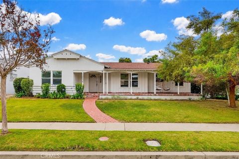 Photo of 12836 Waddell ST, Valley Village, CA 91607 (MLS # SR26116818)