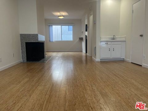 Photo of 11937 Darlington Avenue #4, Los Angeles, CA 90049 (MLS # 25618505)