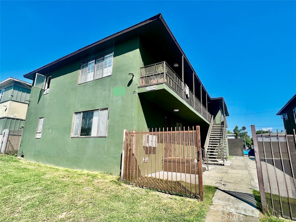 Welcome to this bright 1 bed, 1 bath apartment in Inglewood! Freshly painted unit with laminated flooring throughout. The kitchen features wooden cabinets, ready to be used! Blinds and ceiling fans are already installed for your comfort and convenience and a wall heater that will keep you warm and comfortable on colder days. Unit comes with 1 parking space. Convenient to Head Start-State Preschool, Woodworth Imagine Learning Magnet Elementary School, Michaels, The Village At Century, Costco Wholesale, food, shopping, and more!
Schedule a showing today!