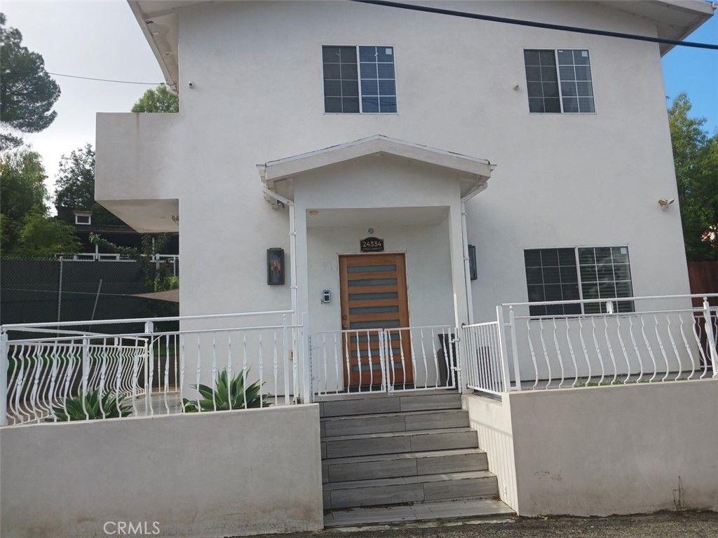 Photo of 24334 CRESTLAWN Street, Woodland Hills, CA 91367 (MLS # SR25261591)