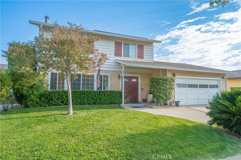 Photo of 22500 Festividad Dr, Saugus, CA 91350 (MLS # SR25243187)