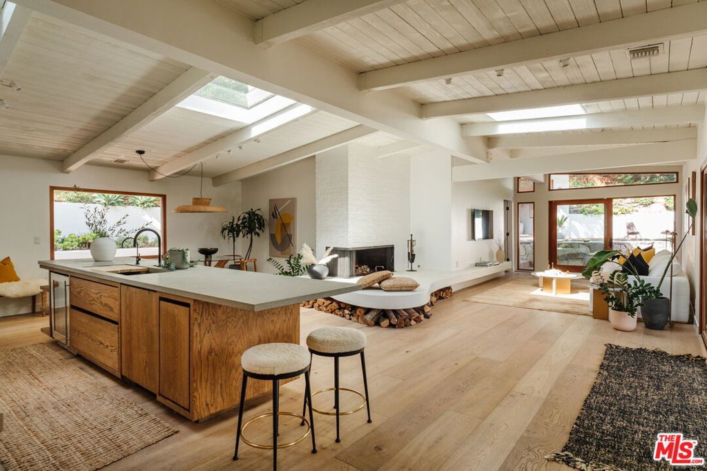 Photo of 2145 Sunset Crest Drive, Los Angeles, CA 90046 (MLS # 25598219)