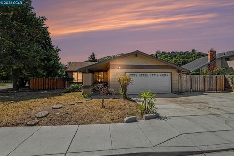 Photo of 2498 La Reina St ST, Pinole, CA 94564 (MLS # 41134986)