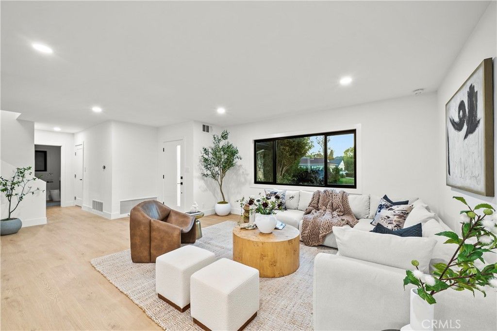 Photo of 13925 Branton Place, Sherman Oaks, CA 91423 (MLS # SR25281095)