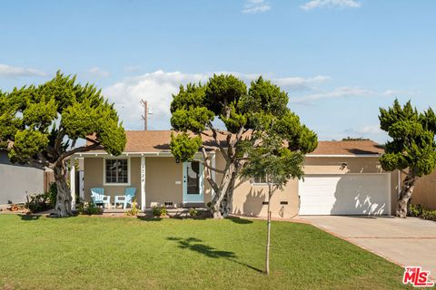 Photo of 8734 Airlane Avenue, Los Angeles, CA 90045 (MLS # 25595595)