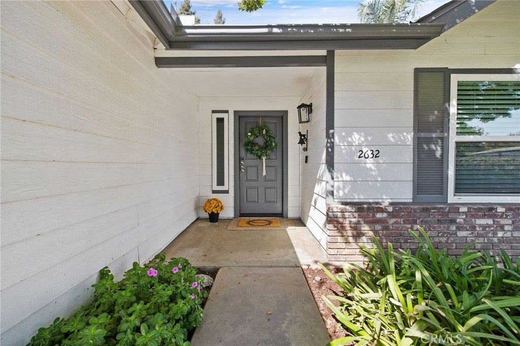2632 E Paradise
