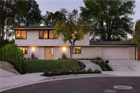 Photo of 5557 Franrivers Avenue, Woodland Hills, CA 91367 (MLS # SR26051718)
