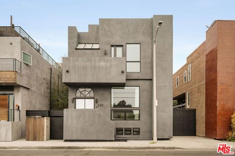 Photo of 625 Mildred Avenue, Venice, CA 90291 (MLS # 26637637)