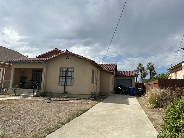 Main image without alt text