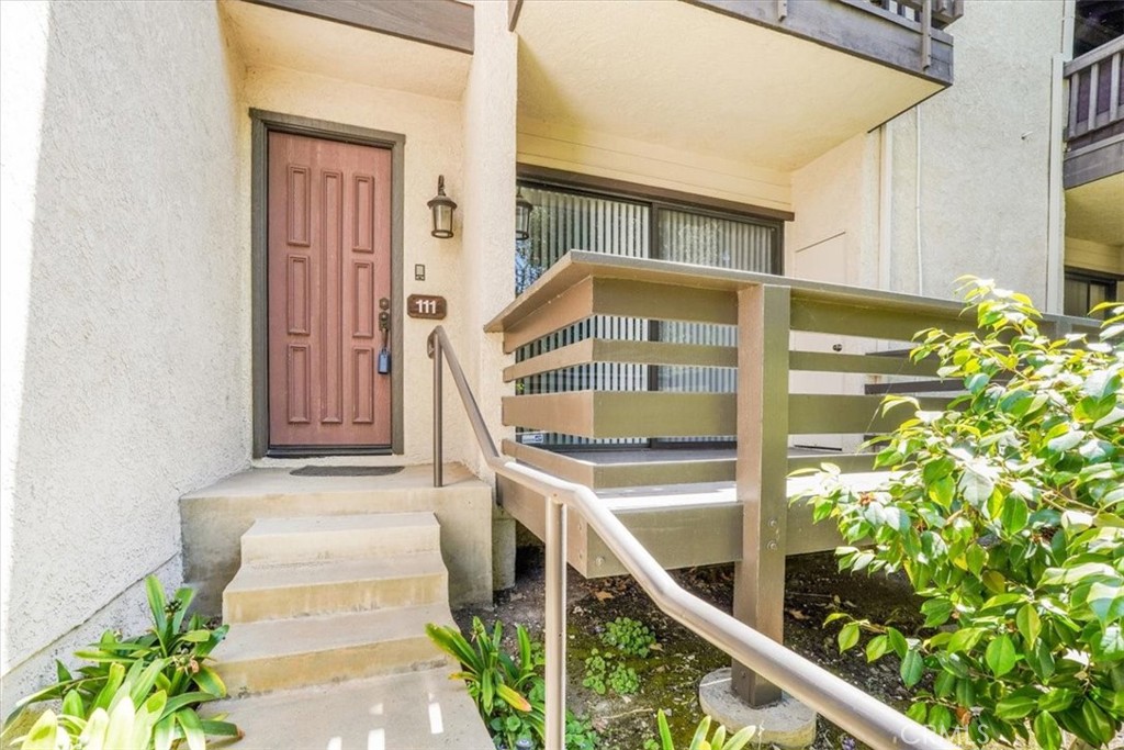 Properties 3 5711 Owensmouth Avenue 111