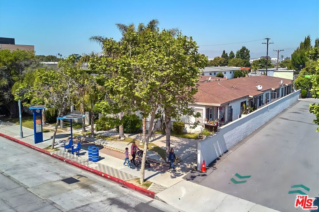 2711 Pico Boulevard