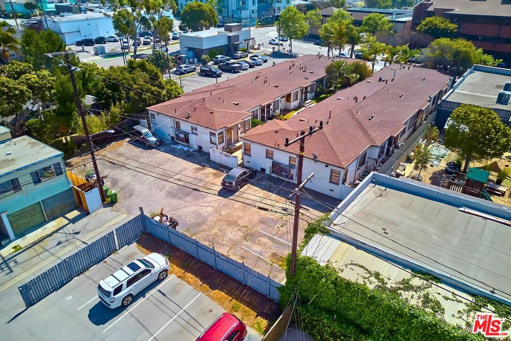 2711 Pico Boulevard