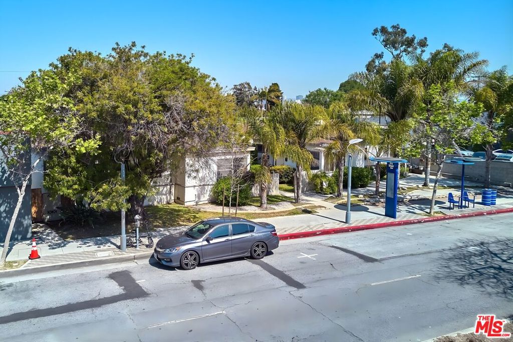 2711 Pico Boulevard
