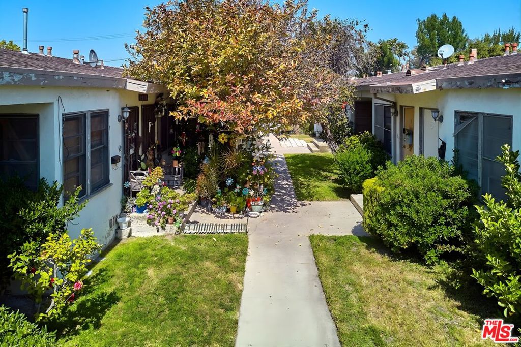 2711 Pico Boulevard