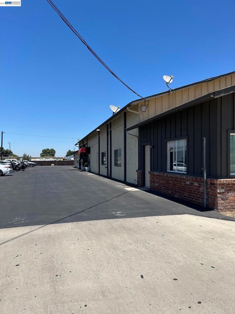 1910 E Mineral King Ave
