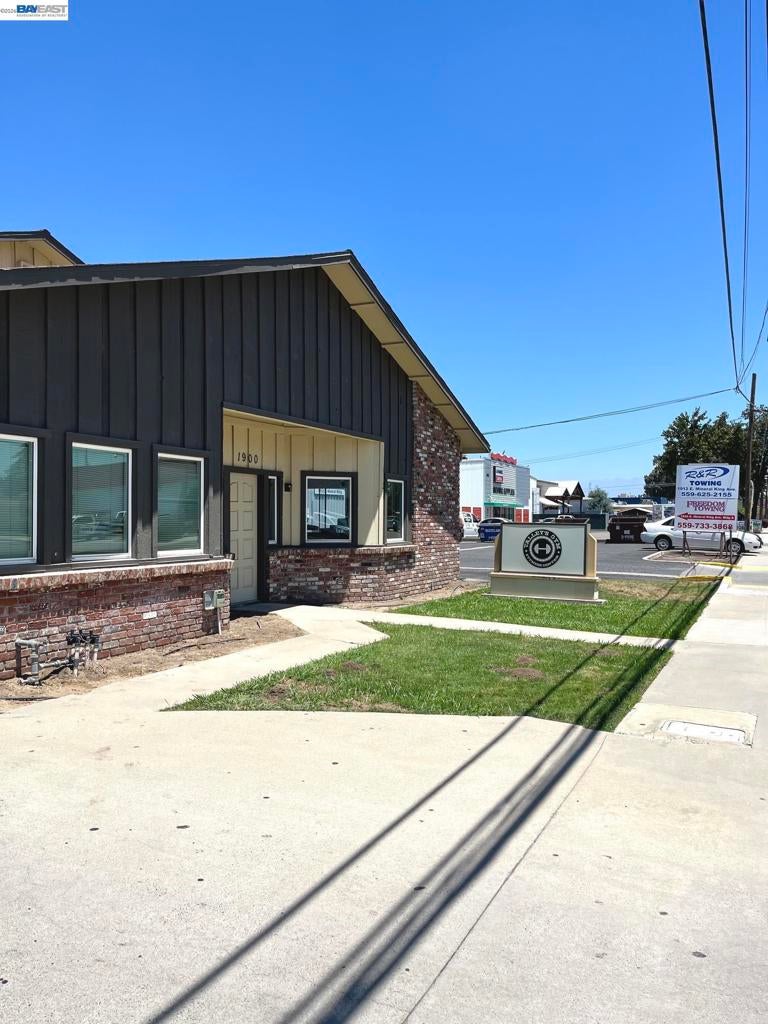 1910 E Mineral King Ave