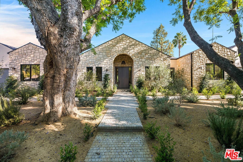 Photo of 19024 Sprague Street, Tarzana, CA 91356 (MLS # 26996853)