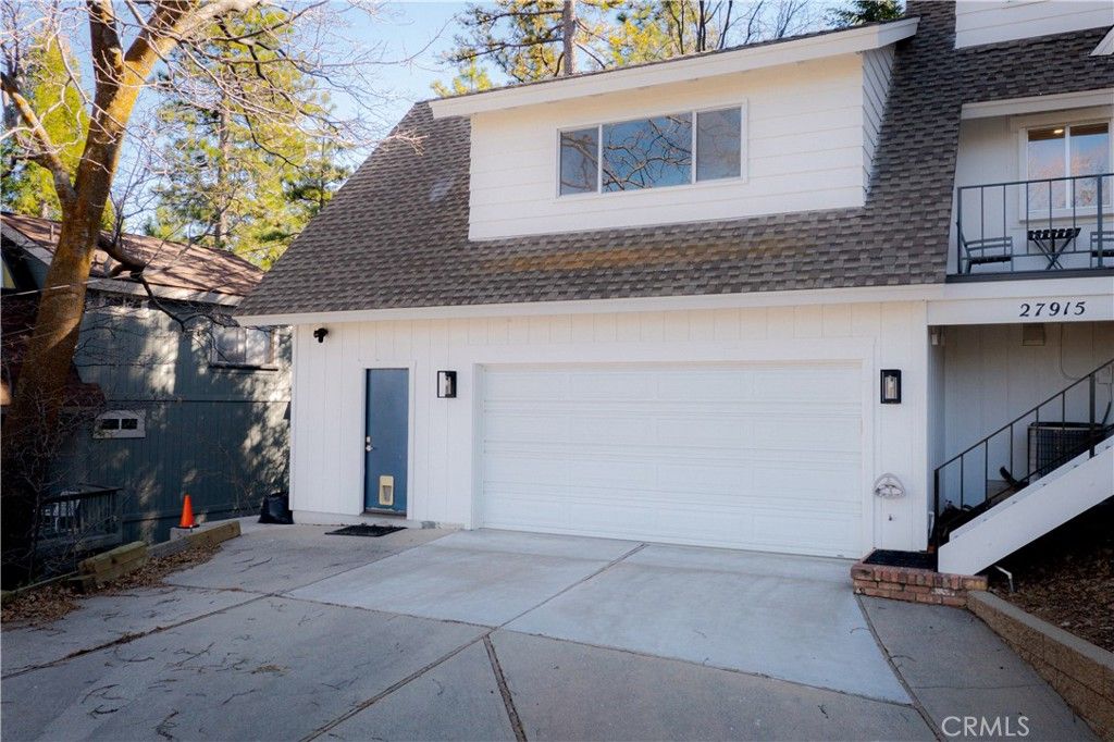 Photo of 27915 Matterhorn Dr, Lake Arrowhead, CA 92352 (MLS # IG26055345)