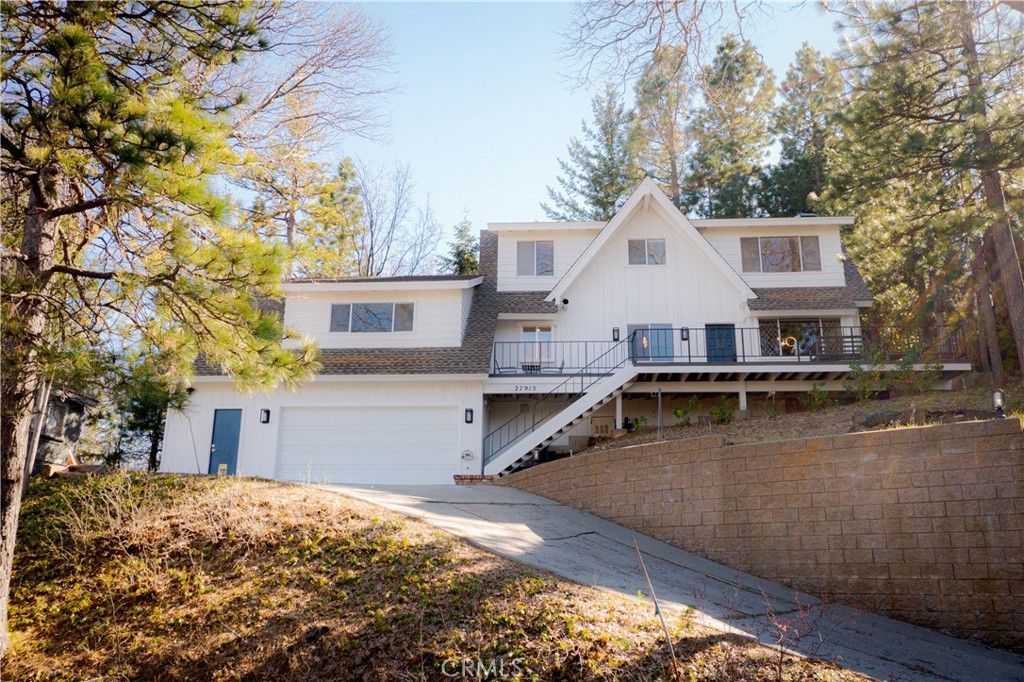 Photo of 27915 Matterhorn Dr, Lake Arrowhead, CA 92352 (MLS # IG26055345)