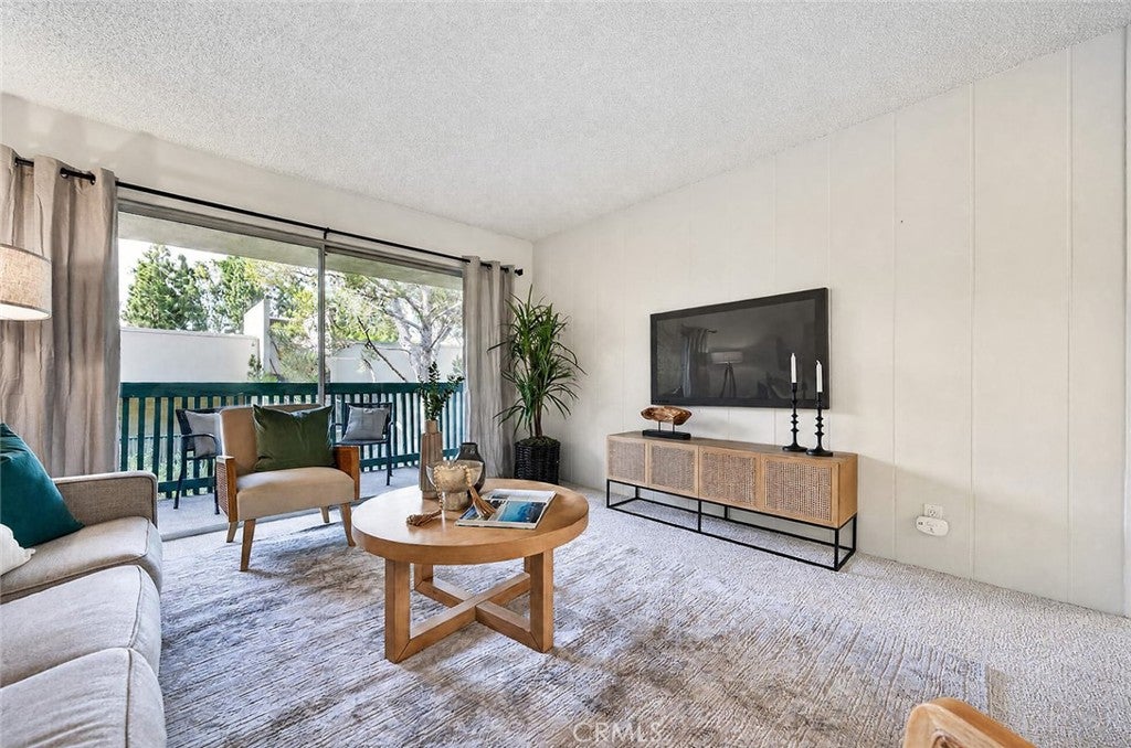 576 N Bellflower