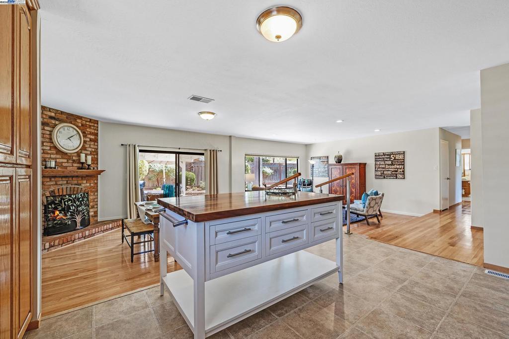 PLEASANTON VALLY - Residential