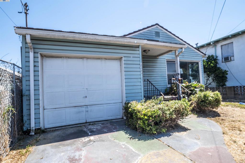 Welcome to this unique opportunity in the heart of Oakland! This HUD home is perfect for those looking to add their own personal touch. In need of repairs and renovation located in a 5,000 square feet lot, it qualifies for FHA 203k buyers. Whether you're an investor seeking a new rental property or a homeowner looking for a place to make your own, this property offers immense potential. The location has easy access to local amenities and transportation. All Buyers are Welcome!