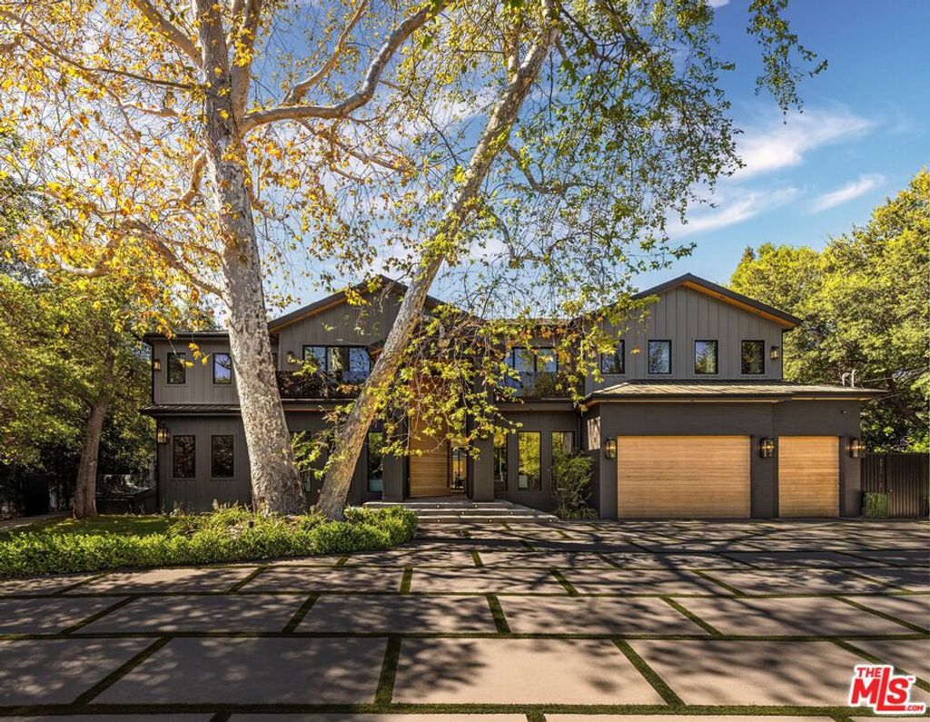 Photo of 4565 Encino Avenue, Encino, CA 91316 (MLS # 26663713)