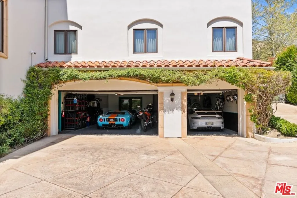 Calabasas, California 91302, United States, 6 Bedrooms Bedrooms, ,9 BathroomsBathrooms,Residential,Active,177043