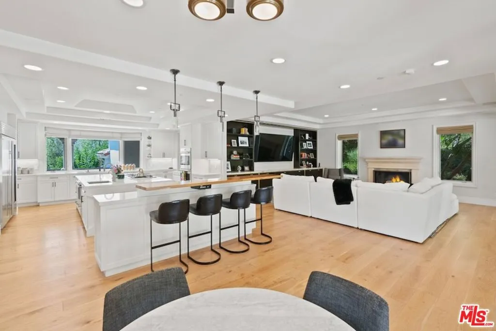 Calabasas, California 91302, United States, 6 Bedrooms Bedrooms, ,9 BathroomsBathrooms,Residential,Active,177043