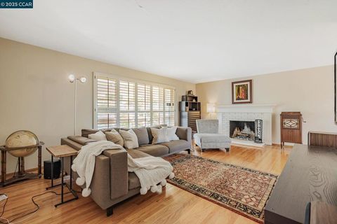 Photo of 92 Gaywood Pl Pl, Moraga, CA 94556 (MLS # 41115344) Photo of 92 Gaywood Pl Pl, Moraga, CA 94556 (MLS # 41115344)